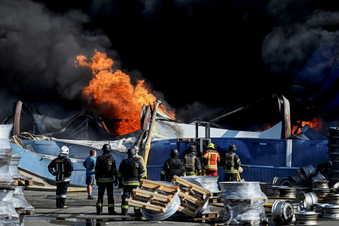 Προσπάθειες κατάσβεσης της πυρκαγιάς μετά την ρωσική επίθεση / REUTERS/Oleksandr Gusev