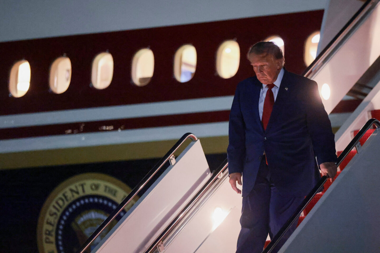 Ο Ντόναλντ Τραμπ αποβιβάζεται από το Air Force One / REUTERS/Kylie Cooper