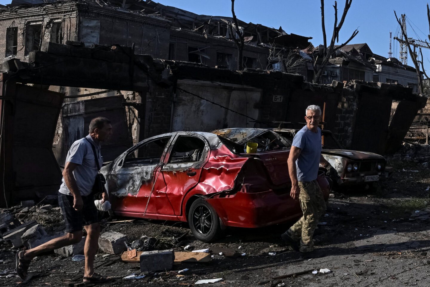 Κάτοικοι της Ζαπορίζια ανάμεσα στα συντρίμμια που προκάλεσαν οι ρωσικοί πύραυλοι / REUTERS/Stringer