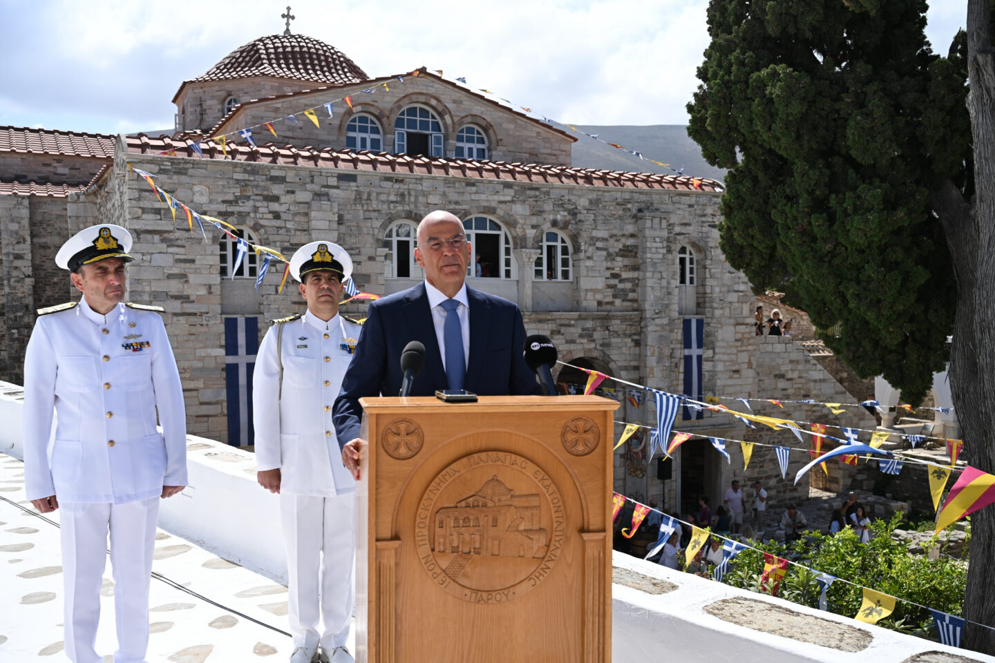 Ο Ν. Δένδιας εκπροσωπώντας την κυβέρνηση στο Ιερό Προσκύνημα Παναγίας Εκατονταπυλιανής Πάρου / Διεύθυνση Ενημέρωσης/Υπουργείο Εθνικής Άμυνας/Νικόλαος Παναγιωτόπουλος/EUROKINISSI