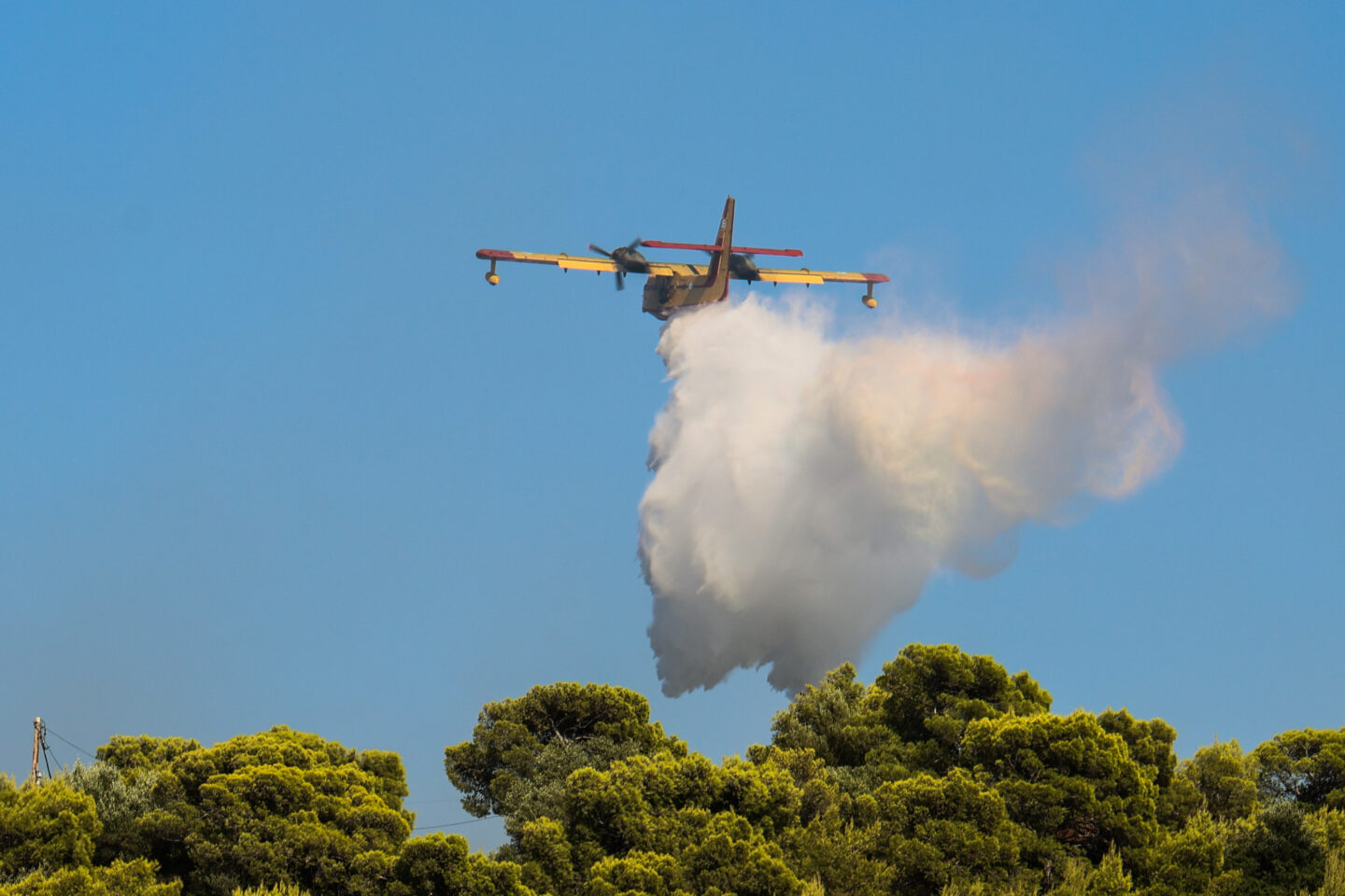 Στη μάχη με τις φλόγες τα Canadair / ΓΙΑΝΝΗΣ ΠΑΝΑΓΟΠΟΥΛΟΣ/EUROKINISSI