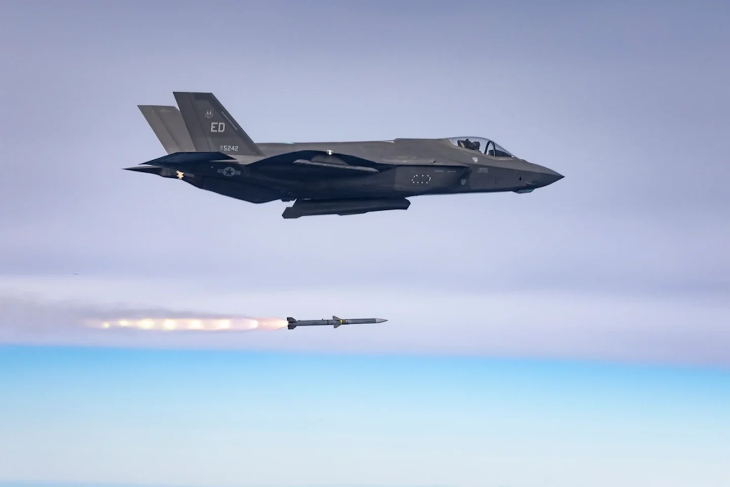 Αμερικανικό F-35 εκτοξεύει πύραυλο τύπου AIM-120 AMRAAM
