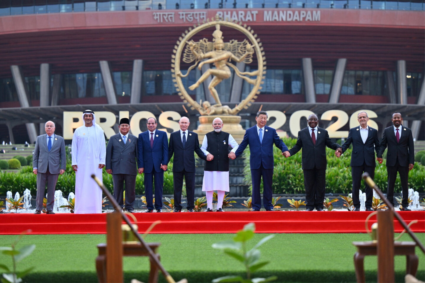 «Οικογενειακή φωτογραφία» των ηγετών των BRICS / India's Press Information Bureau/Handout via REUTERS