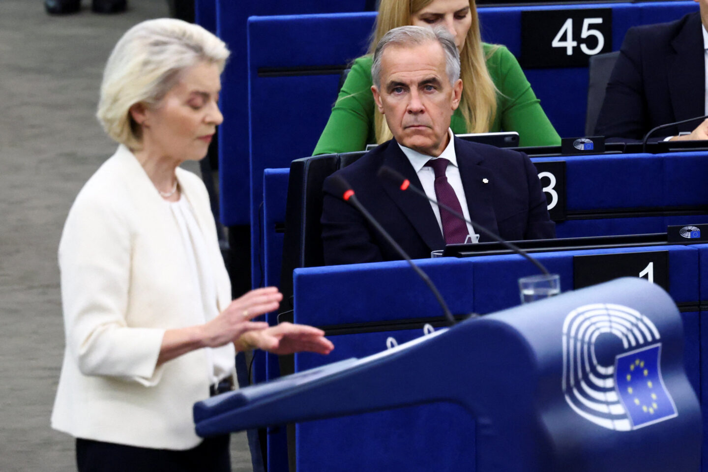Η Ούρσουλα φον ντερ Λάιεν στην ομιλία της ενώπιον του Ευρωπαϊκού Κοινοβουλίου, παρουσία του Κανασού πρωθυπουργού Κάρνεϊ / REUTERS/Yves Herman