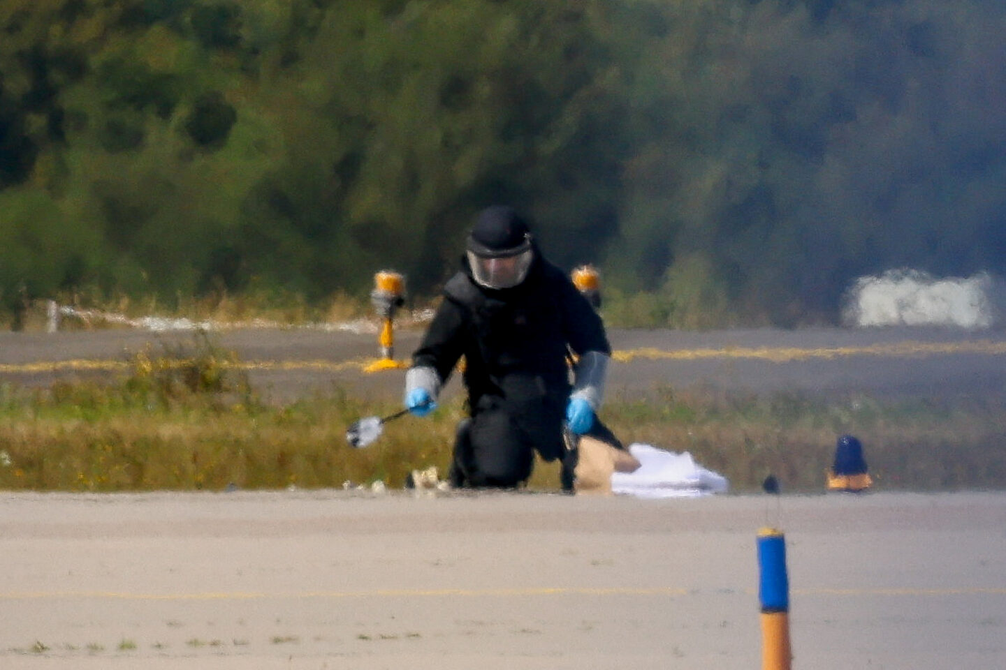Πυροτεχνουργός συλλέγει drone με εκρηκτικά στο αεροδρόμιο της Λειψίας
