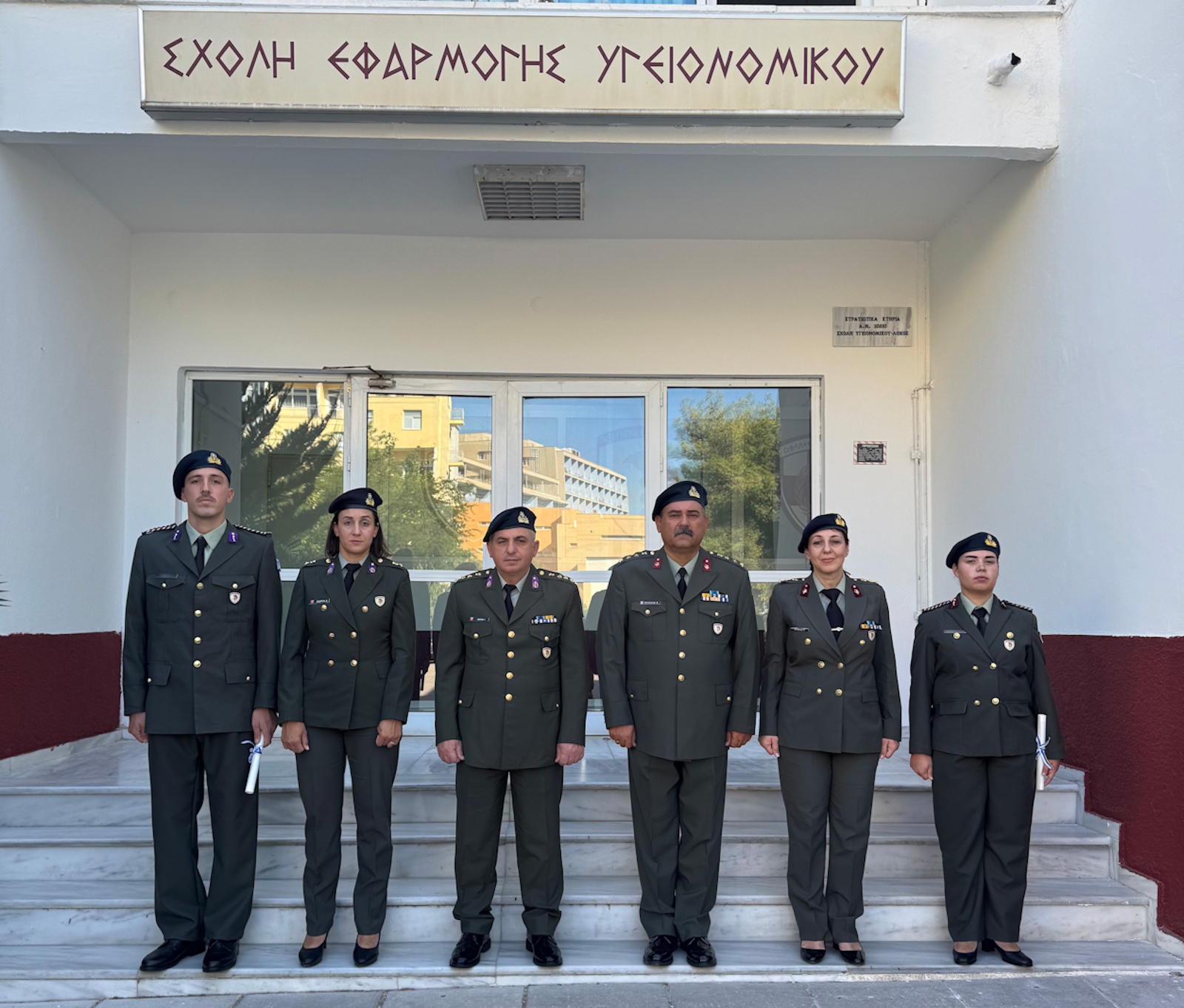 Απονομή μπερέ σε εθελόντριες γυναίκες