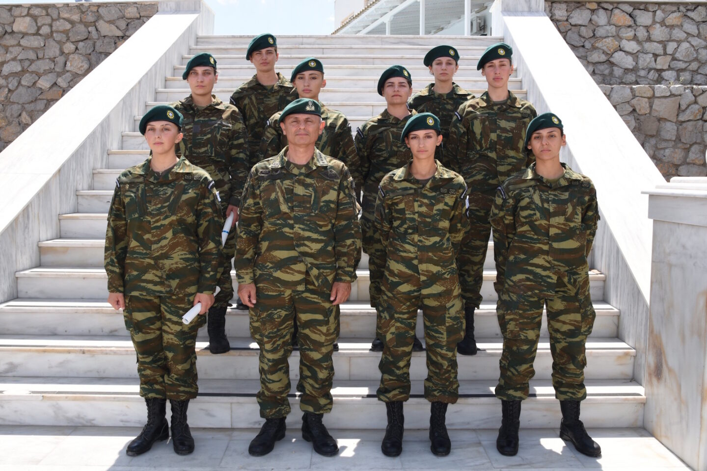 Απονομή μπερέ σε εθελόντριες γυναίκες