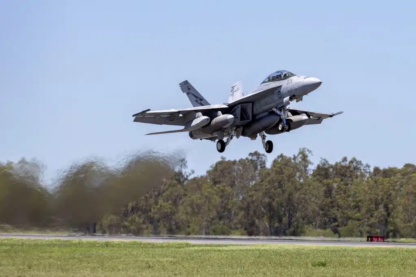 Αυστραλιανό F/A-18F Super Hornet απογειώνεται με πύραυλο τύπου JASSM-ER