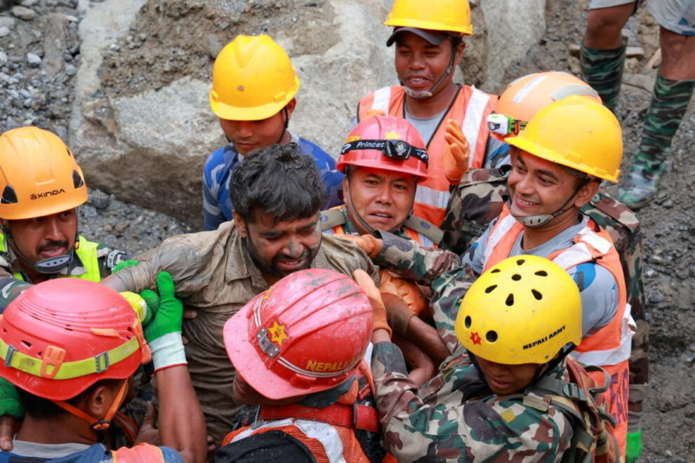 Ο ένας από τους διασωθέντες στο Νεπάλ / Nepal Army/Handout via REUTERS