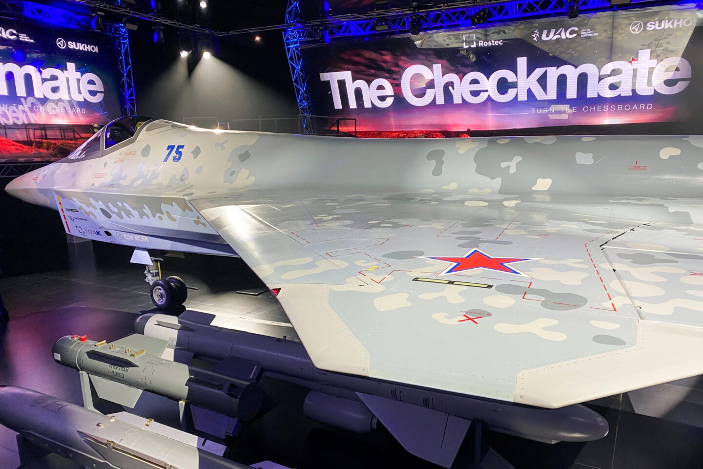 Έκθεμα Su-75 σε αεροπορική έκθεση στα Εμιράτα