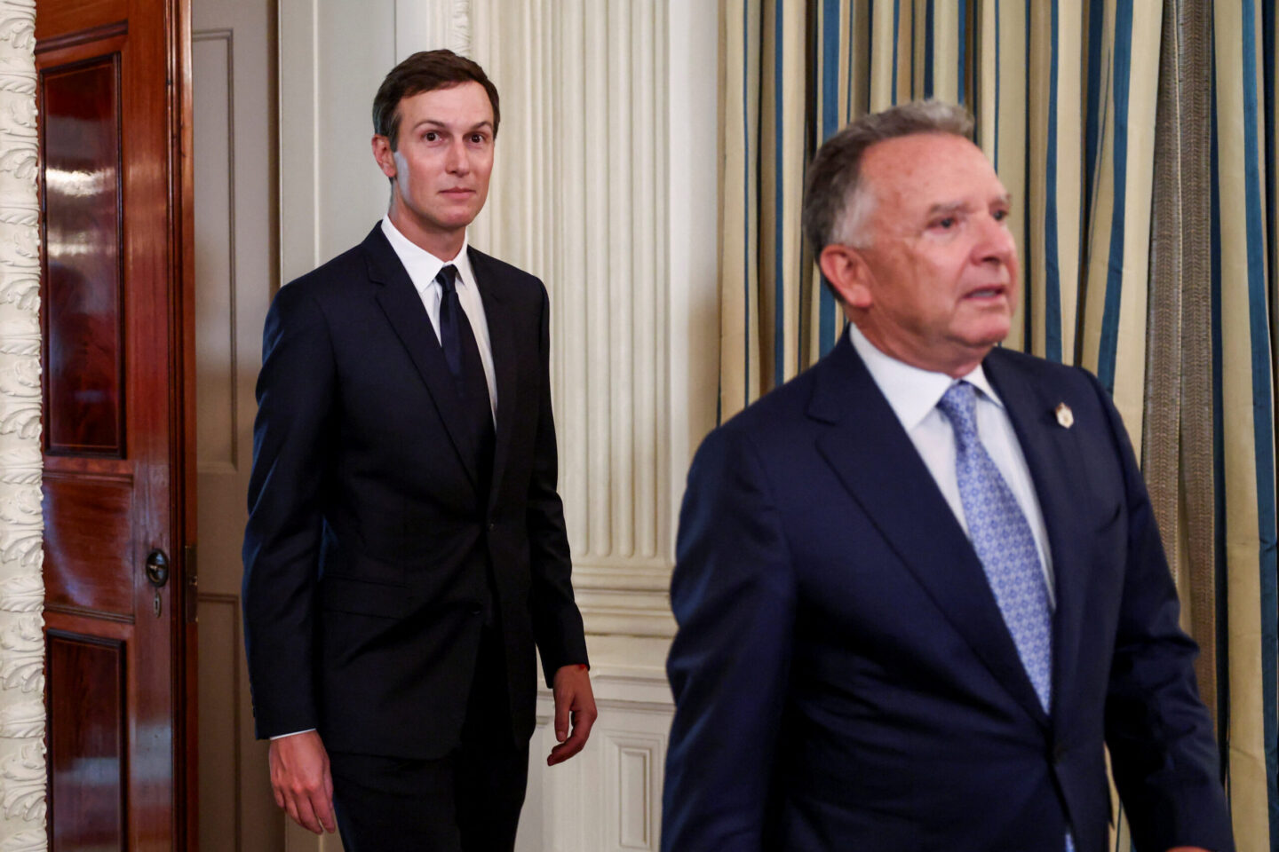 Ο Τζάρεντ Κούσνερ και ο Στιβ Γουίτκοφ / REUTERS/Kevin Lamarque/FILE PHOTO