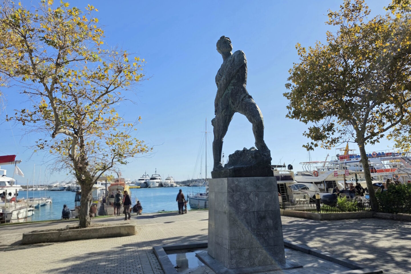 Χάλκινο ανδρικό άγαλμα του Αλέξανδρου Διάκου