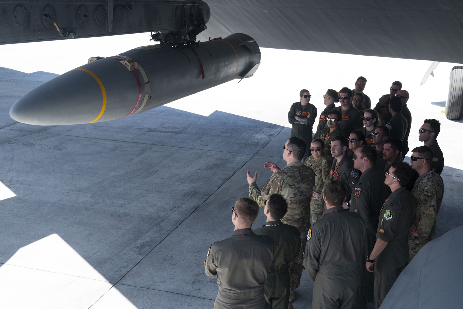 Πλήρωμα B-52 ενημερώνεται για τις δυνατότητες υπερηχητικών πυραύλων