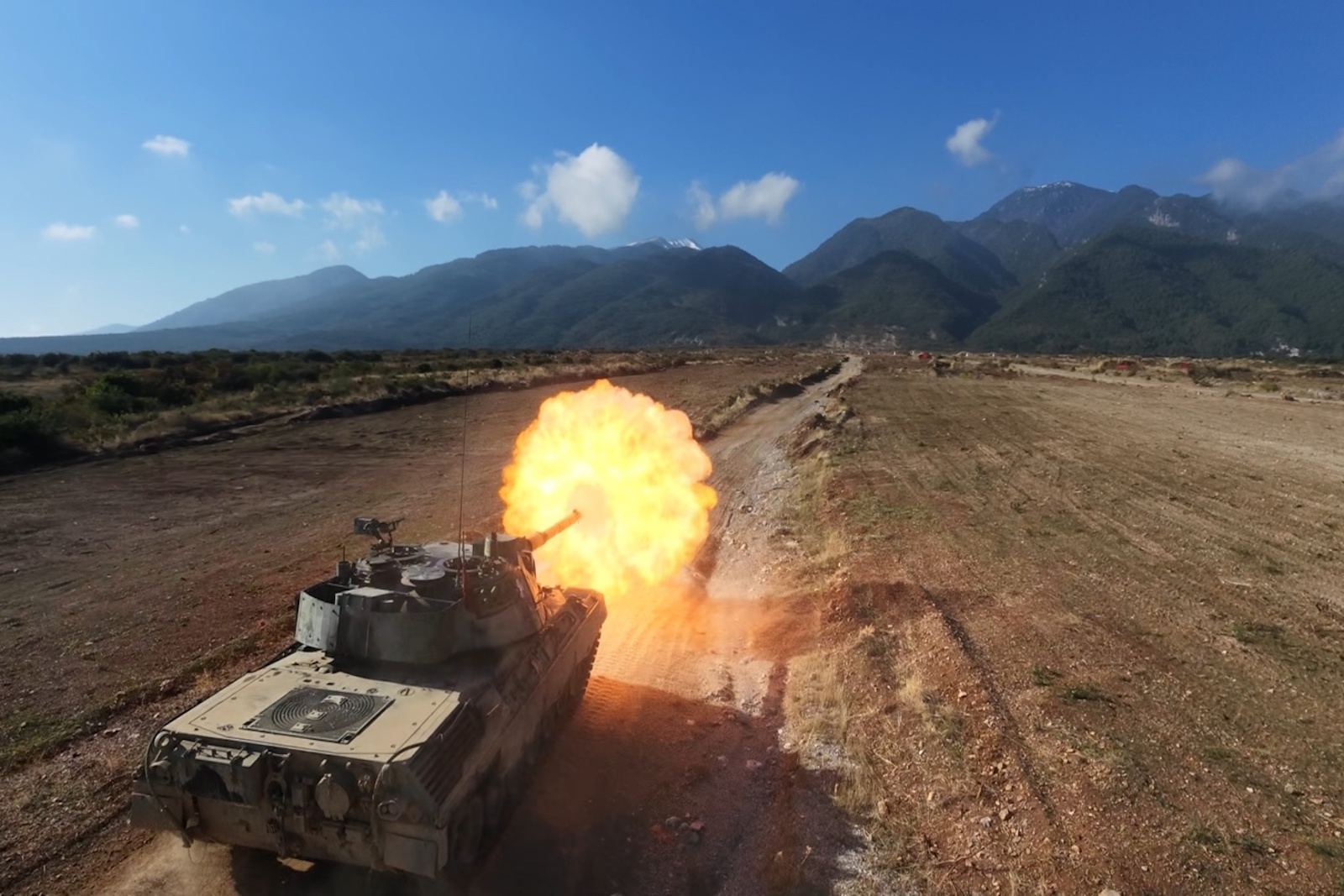 Leopard 1A5 εκτελεί βολές