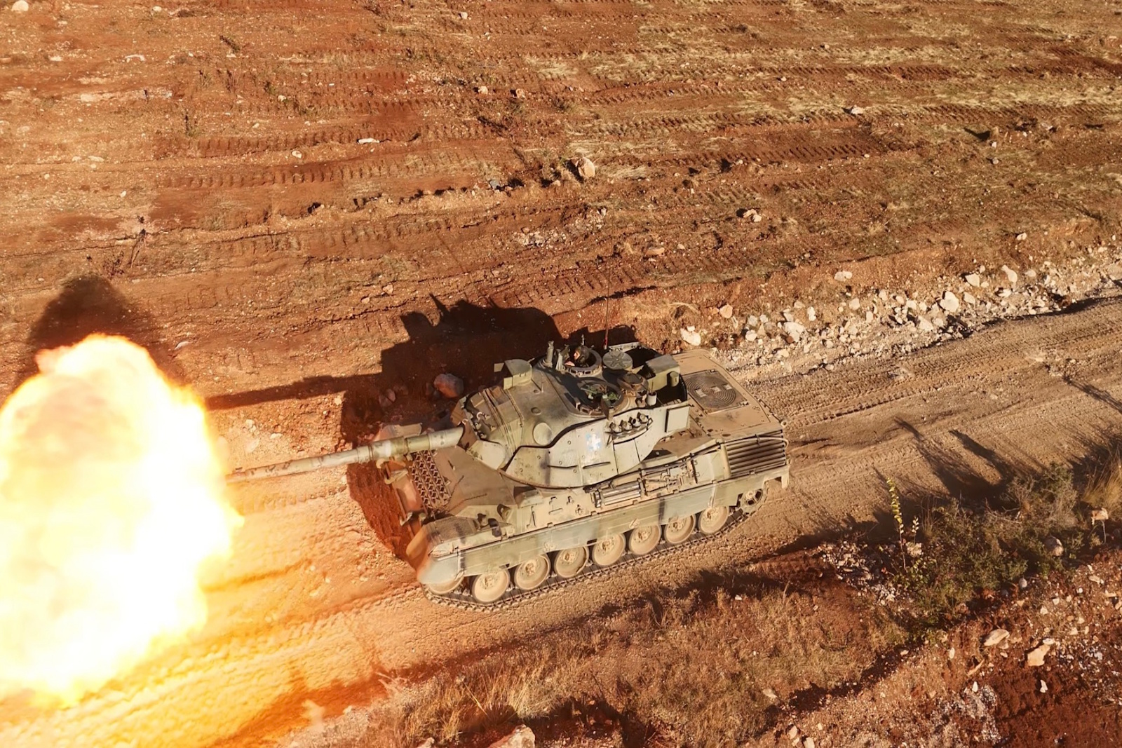 Leopard 1A5 εκτελεί βολές