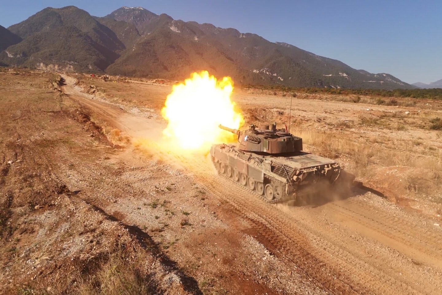 Leopard 1A5 εκτελεί βολές