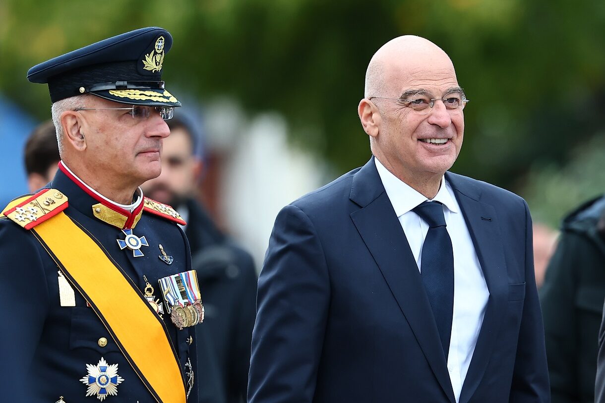 Ο Νίκος Δένδιας και ο Αρχηγός ΓΕΕΘΑ στη στρατιωτική παρέλαση στην Θεσσαλονίκη