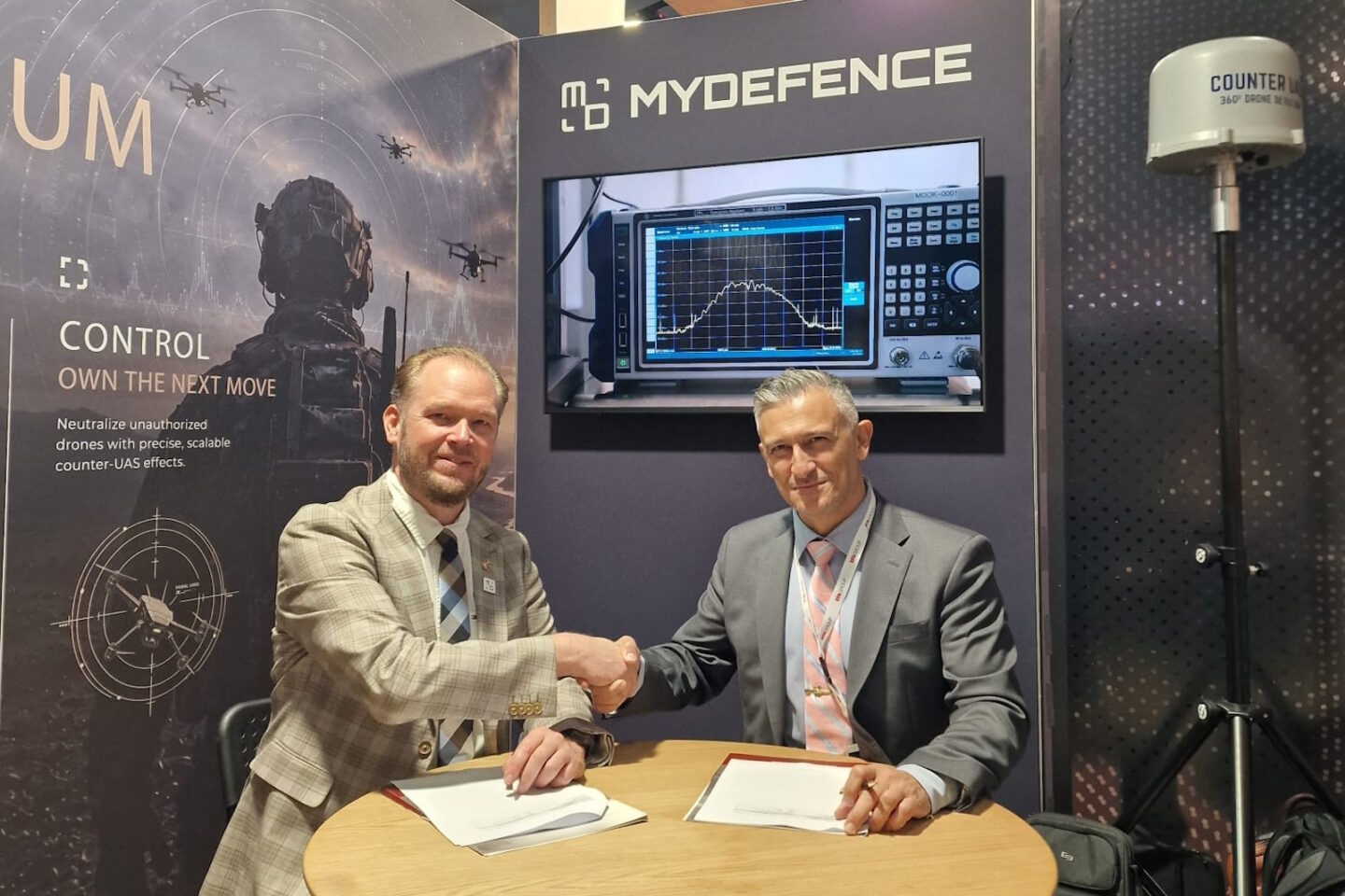 O Dan Hermansen, CEO MyDefence Group, με τον Δρ. Γρηγόρη Κουτσογιάννη, CEO EFA GROUP, κατά την υπογραφή της συμφωνίας