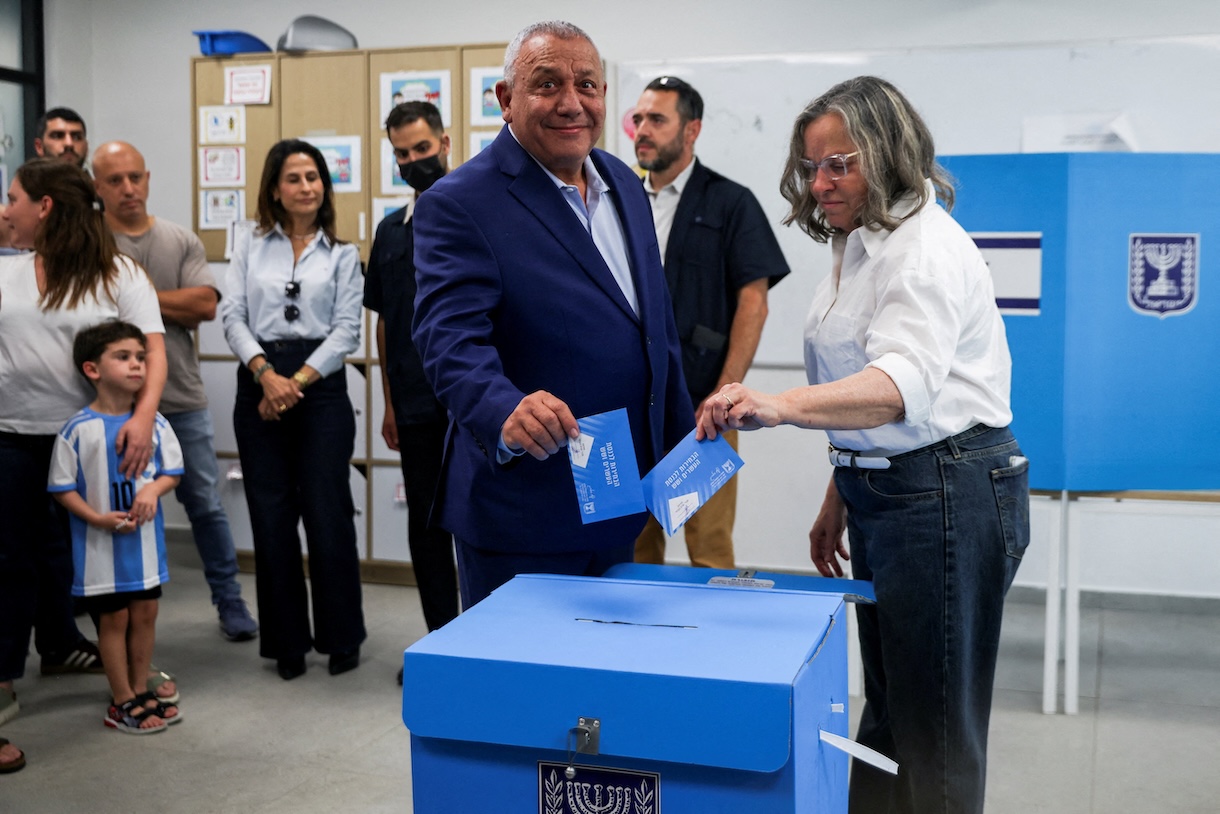 Ο Γκάντι Άιζενκοτ ρίχνει τον φάκελο στην κάλπη κατά τις εκλογές στο Ισραήλ