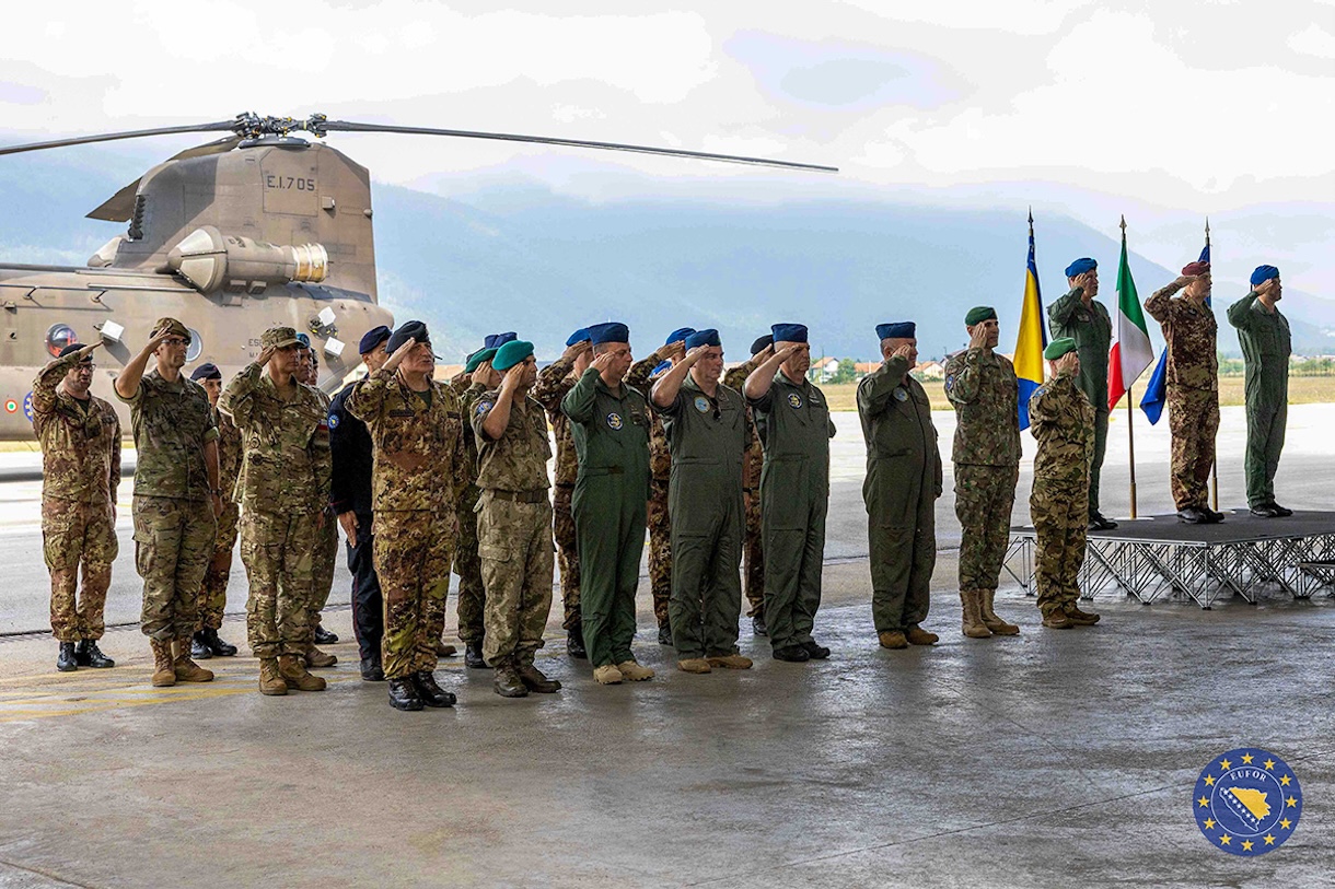 Στρατιώτες σε παράταξη χαιρετούν στρατιωτικά μπροστά από ελικόπτερο