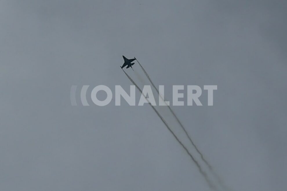 Μαχητικό αεροσκάφος F-16 «ΖΕΥΣ» στον συννεφιασμένο ουρανό της Θεσσαλονίκης
