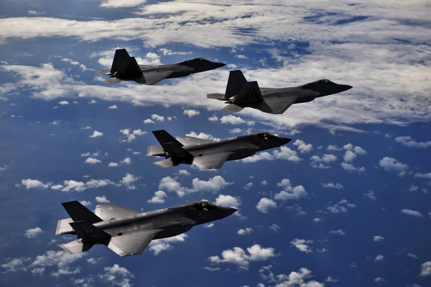Σχηματισμός αμερικανικών F-35 και F-22