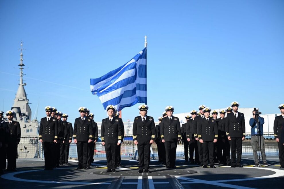 Το πλήρωμα της φρεγάτας «ΝΕΑΡΧΟΣ» μπροστά από την ελληνική σημαία