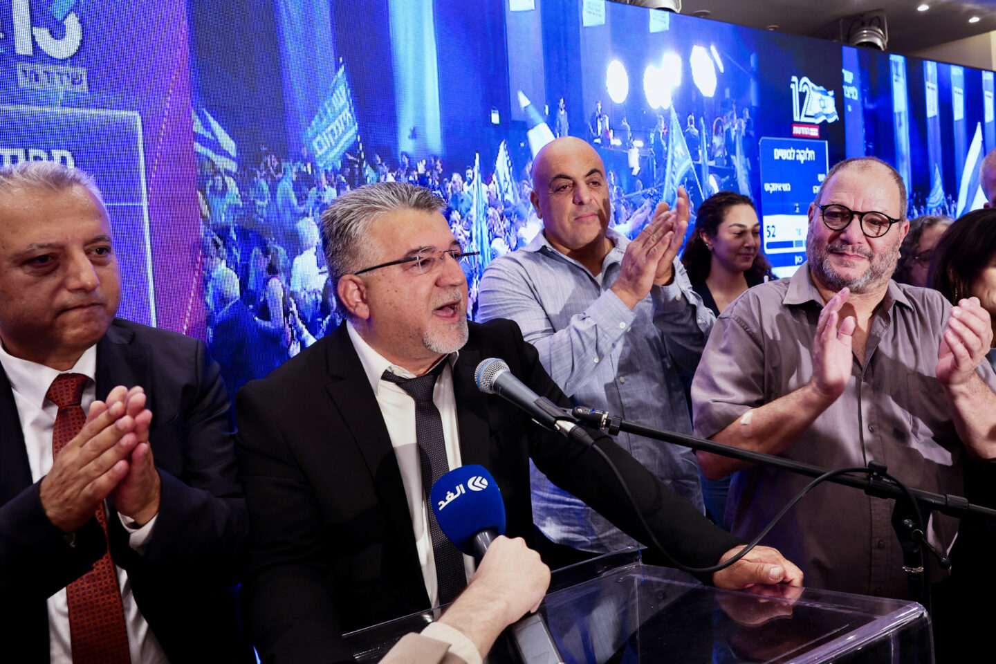 Ο Γιουσέφ Τζαμπαρίν μιλά στο μικρόφωνο περιτριγυρισμένος από υποστηρικτές του στη Ναζαρέτ