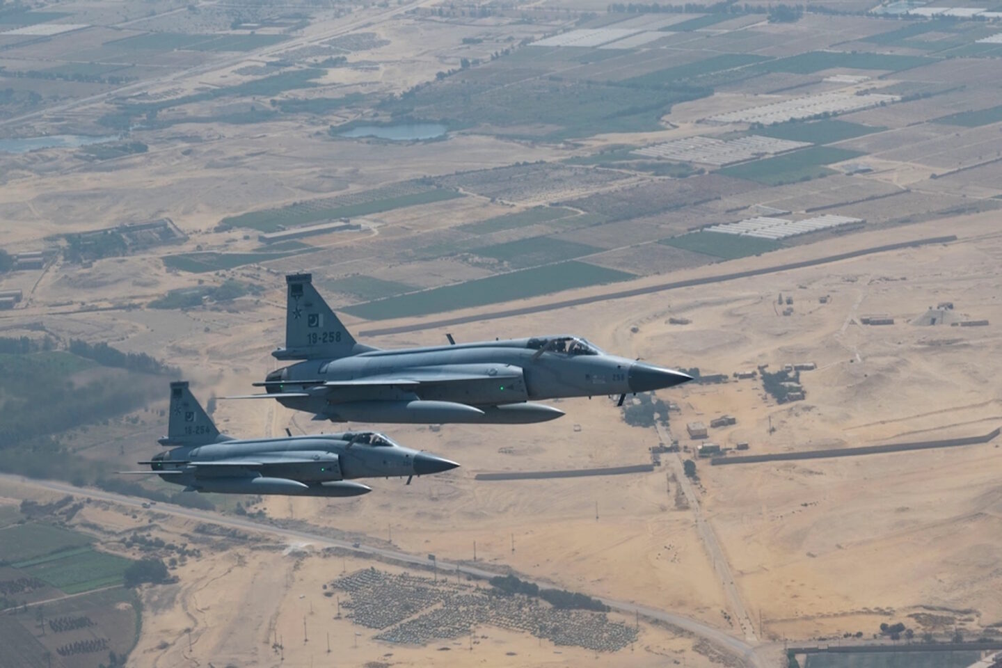 Ζεύγος μαχητικών αεροσκαφών τύπου JF-17