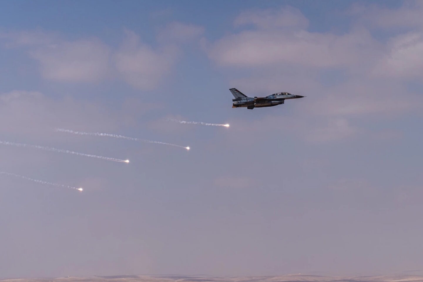 Μαχητικό αεροσκάφος F-16 της Ιορδανίας πετά θερμοβολίδες