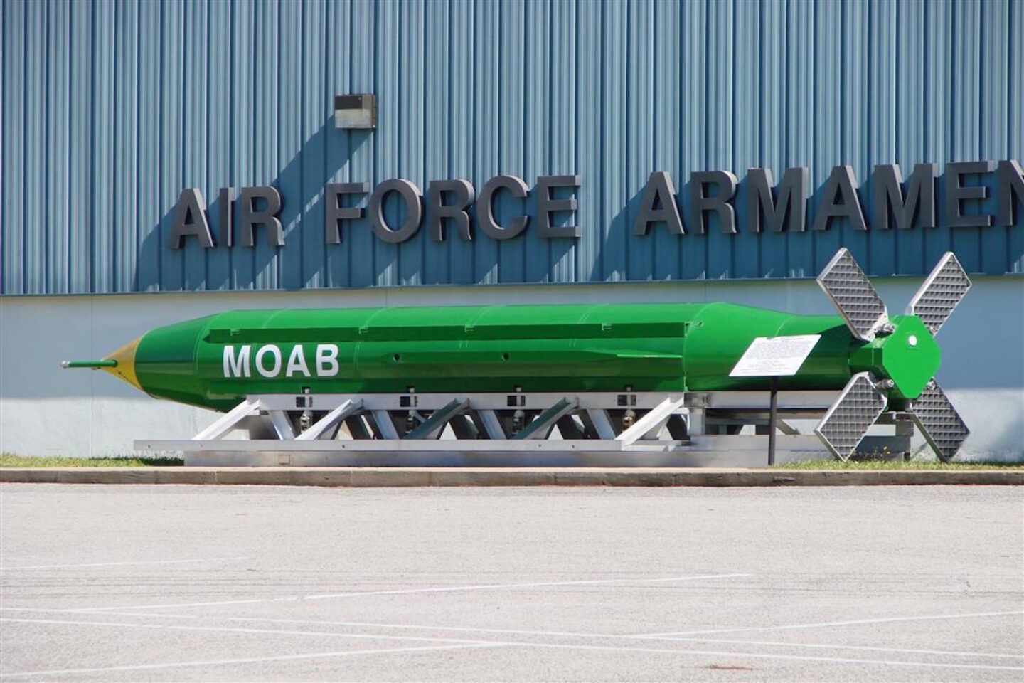 Βόμβα τύπου GBU-43/B Massive Ordnance Air Blast - MOAB) στο Μουσείο της Πολεμικής Αεροπορίας των ΗΠΑ, της αεροπορικής βάσης Eglin στη Φλόριντα