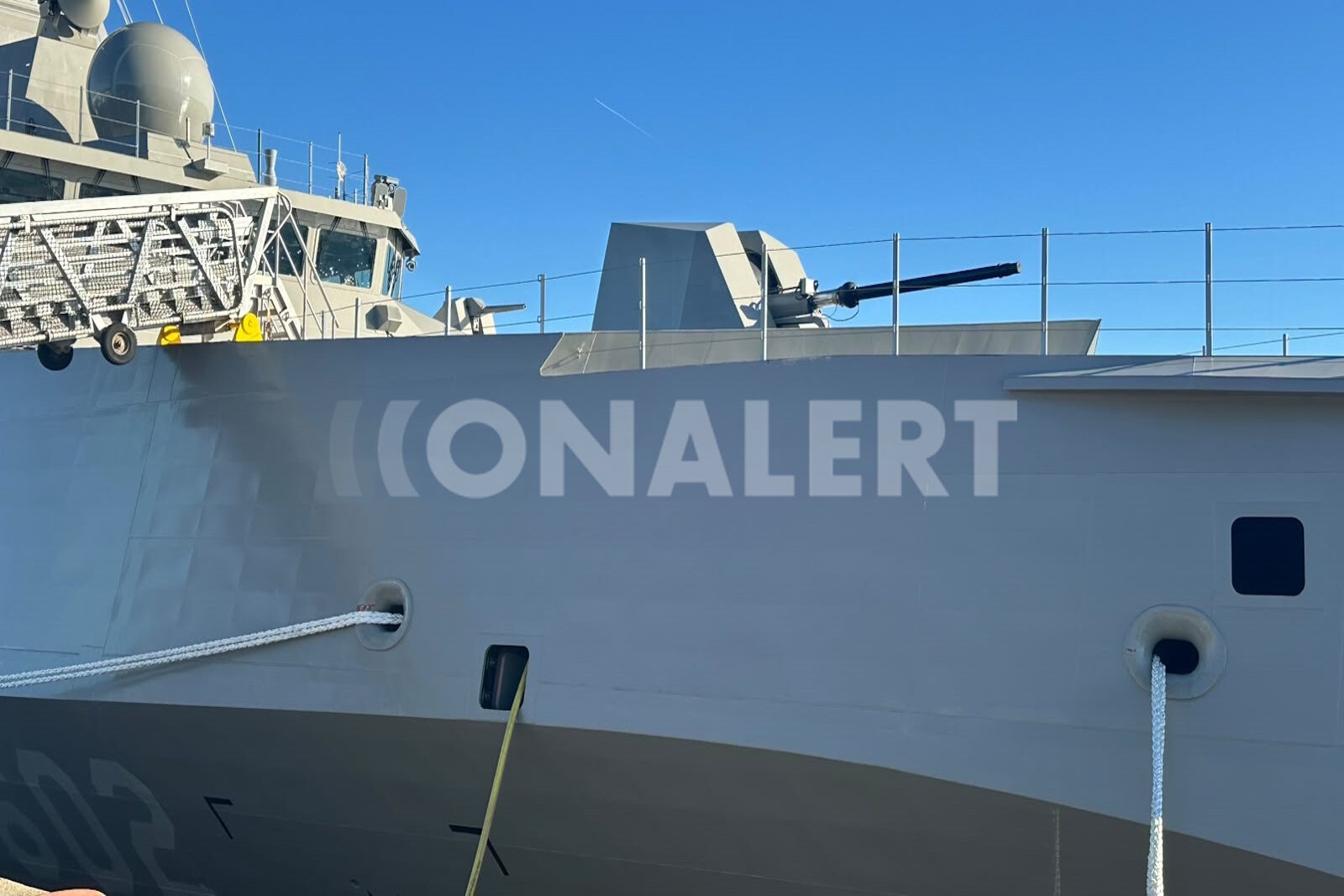 Πυροβόλο σε κατάστρωμα σύγχρονου πολεμικού πλοίου δεμένου σε λιμάνι