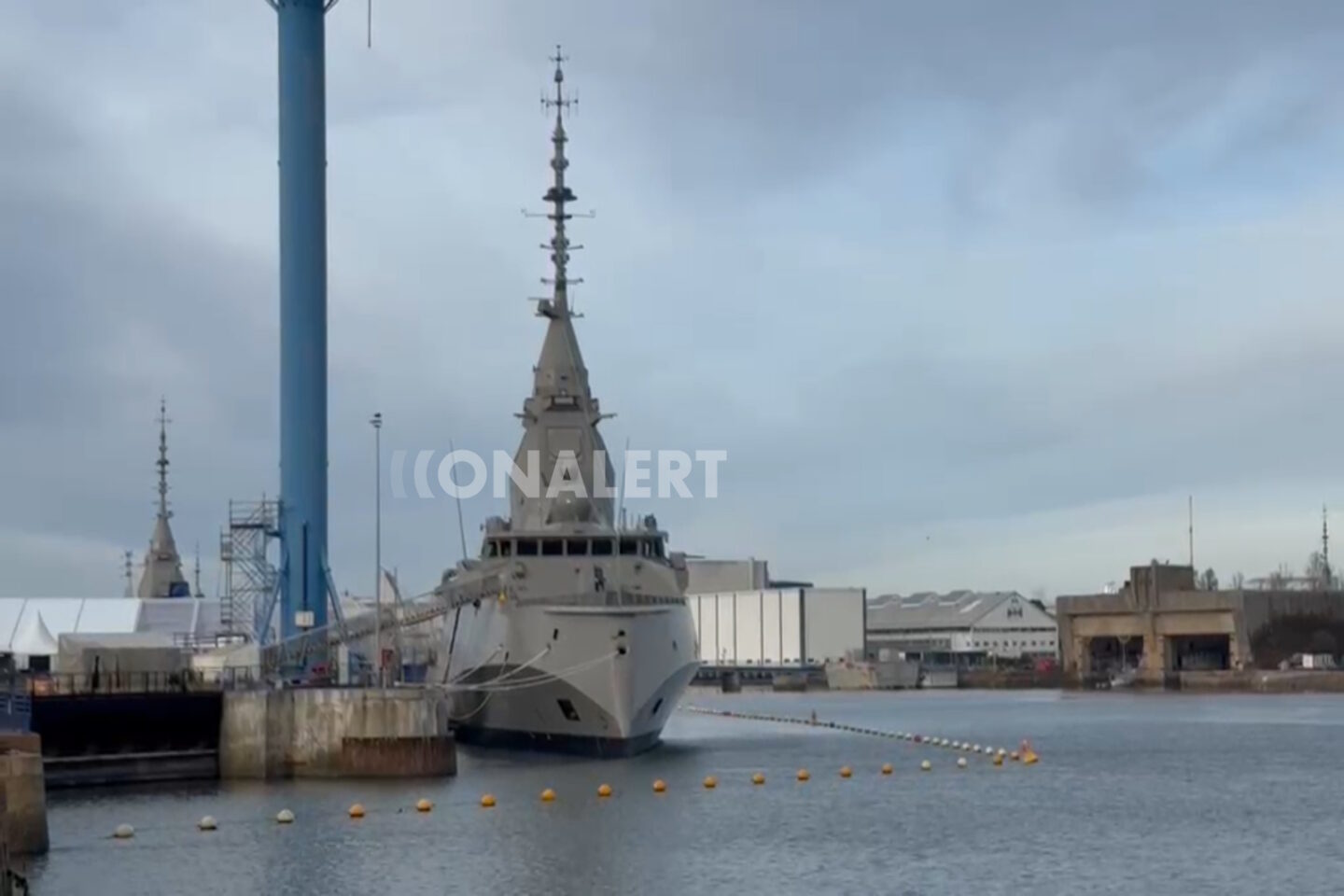Η φρεγάτα «ΝΕΑΡΧΟΣ» στη Λοριάν λίγο πριν την ύψωση της ελληνικής σημαίας