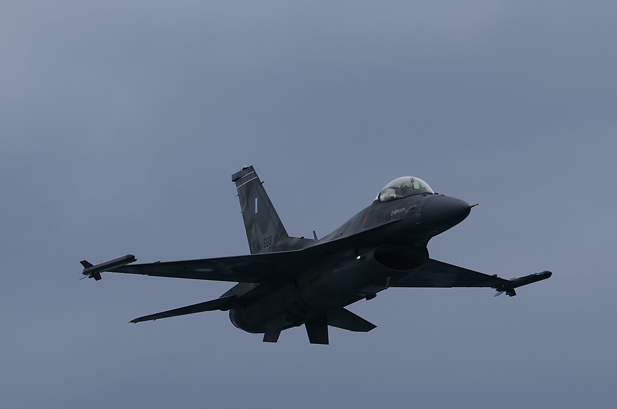 Μαχητικό F-16 της ομάδας ΖΕΥΣ σε πτήση στον ουρανό της Θεσσαλονίκης