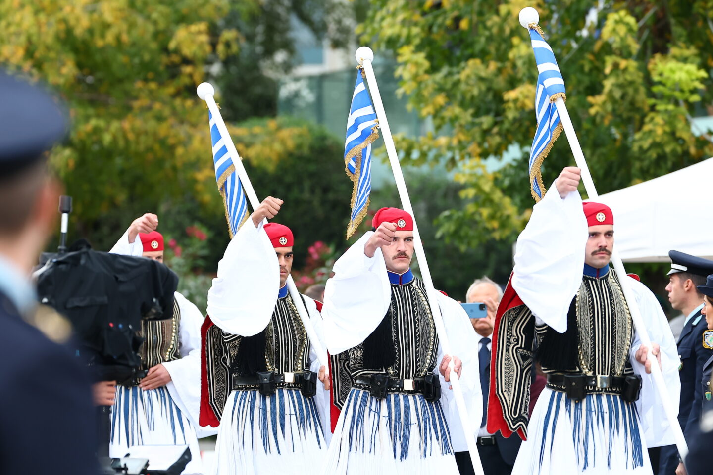 Εύζωνες παρελαύνουν κρατώντας ελληνικές σημαίες στη στρατιωτική παρέλαση της Θεσσαλονίκης για την 28η Οκτωβρίου