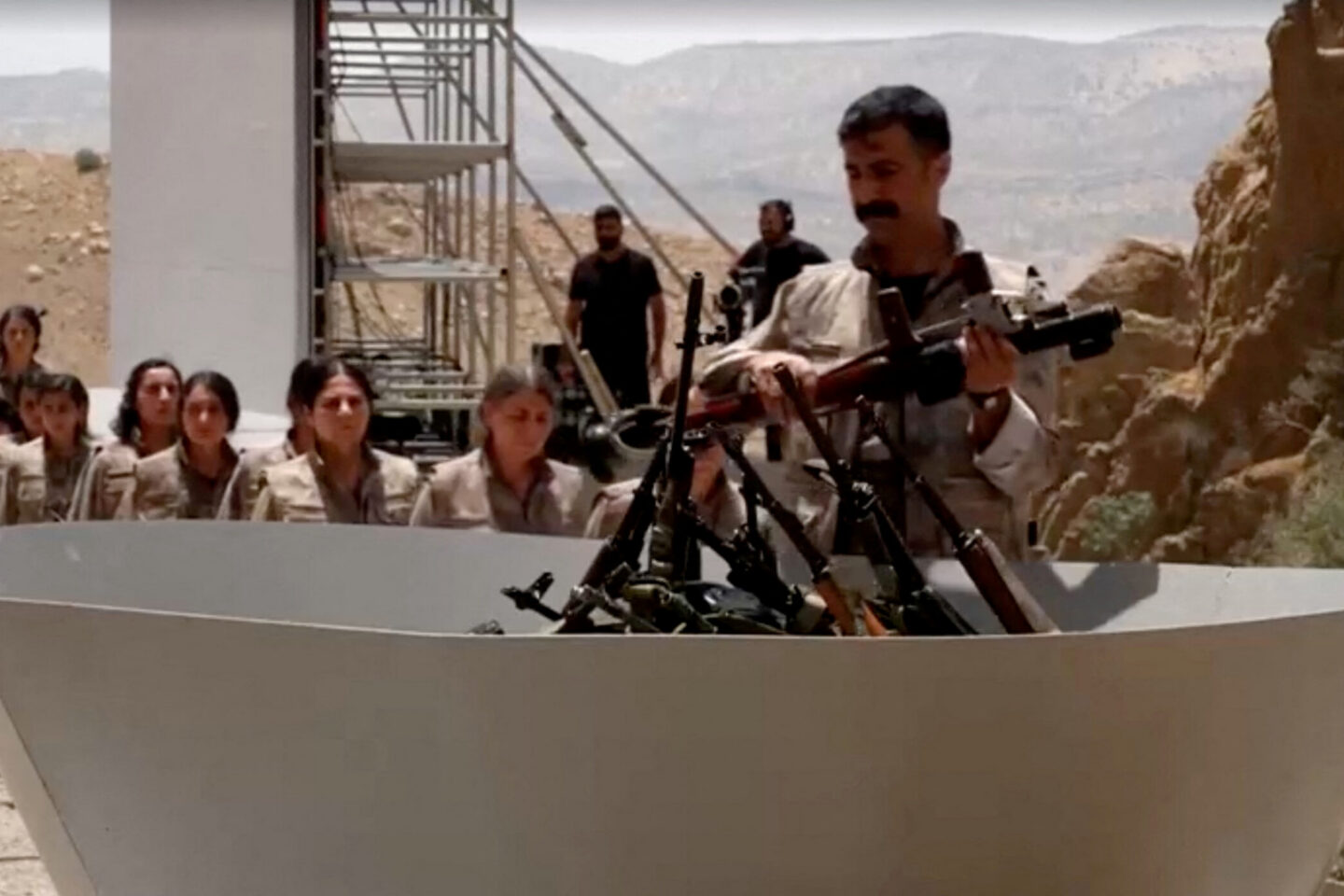 Μαχητές του PKK παραδίδουν τον οπλισμό τους για καταστροφή
