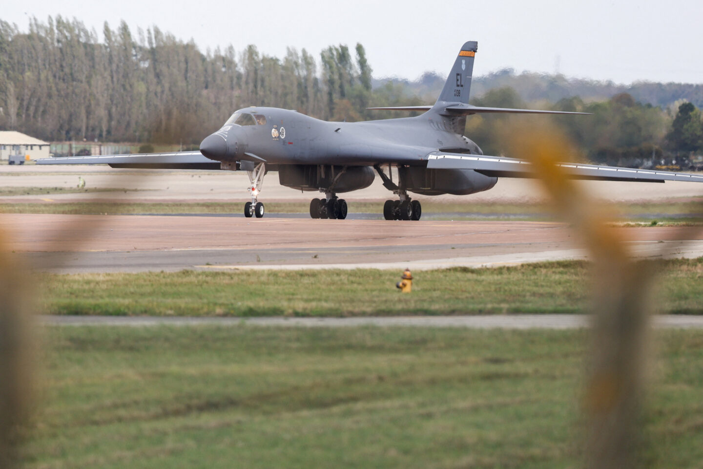 Βομβαρδιστικό B-1B Lancer τροχοδρομεί στην αεροπορική βάση RAF Fairford