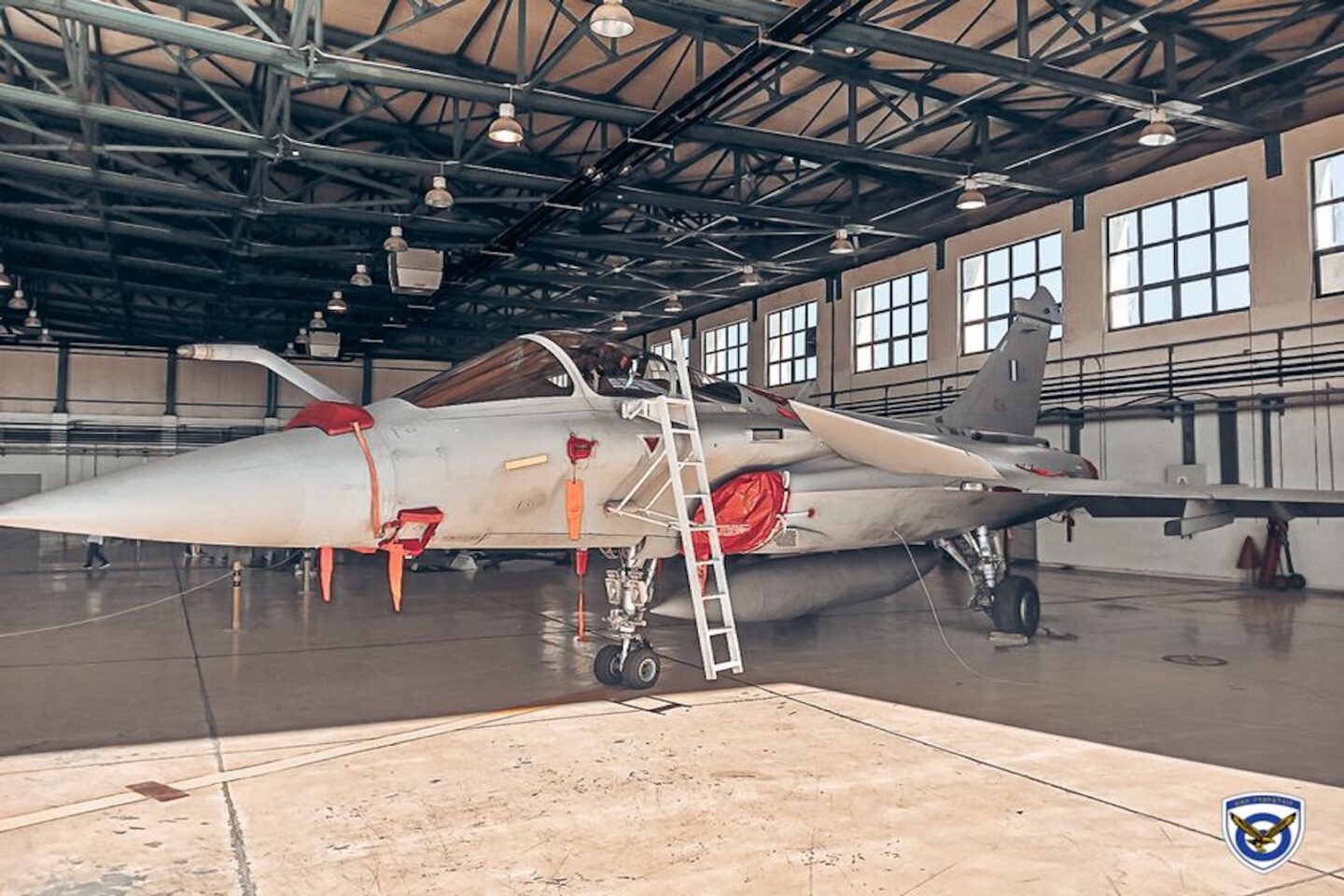 Μαχητικό αεροσκάφος Rafale σταθμευμένο μέσα σε υπόστεγο αεροπορικής βάσης