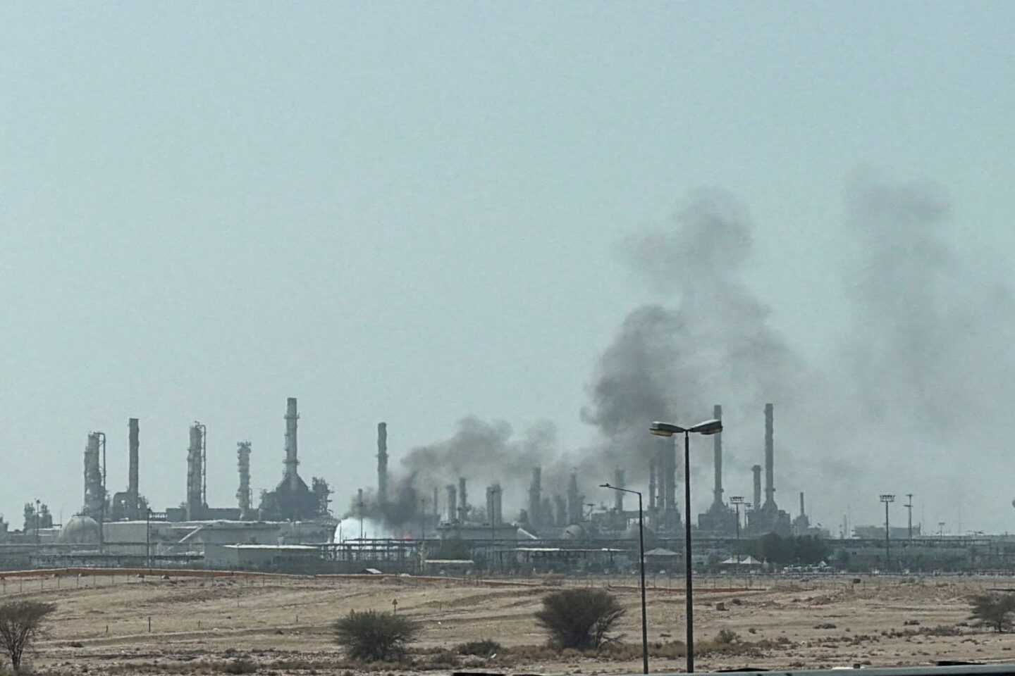 Καπνός μετά από επίθεση σε διυλιστήριο της ARAMCO