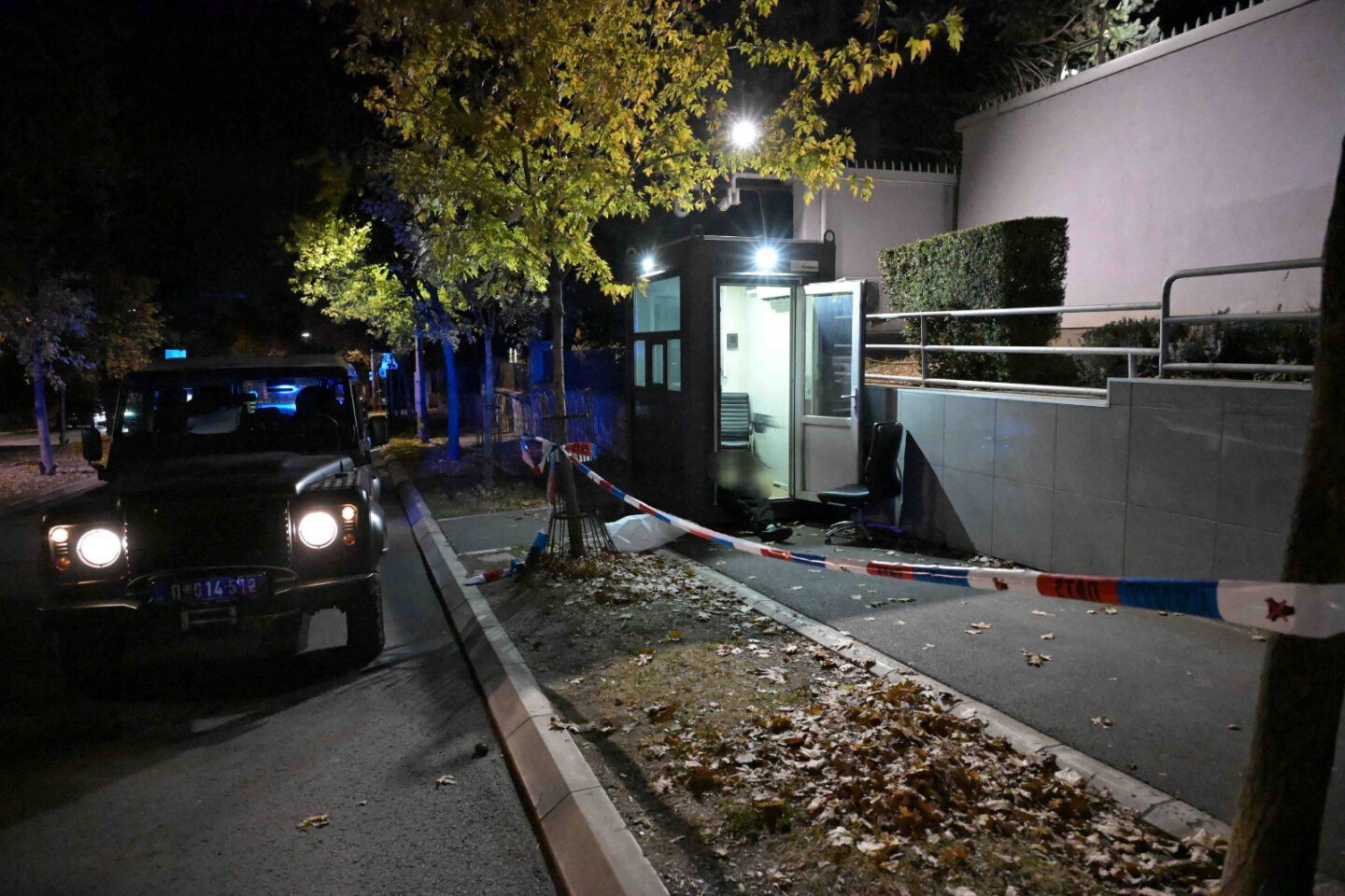 Αστυνομικός κλοιός και φυλάκιο μετά από επίθεση έξω από την πρεσβεία του Ισραήλ στο Βελιγράδι