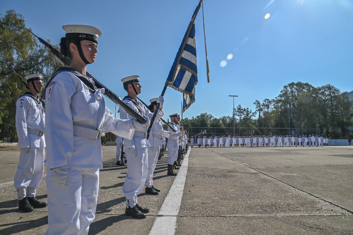 Δόκιμοι υπαξιωματικοί του Πολεμικού Ναυτικού σε παράταξη με την ελληνική σημαία