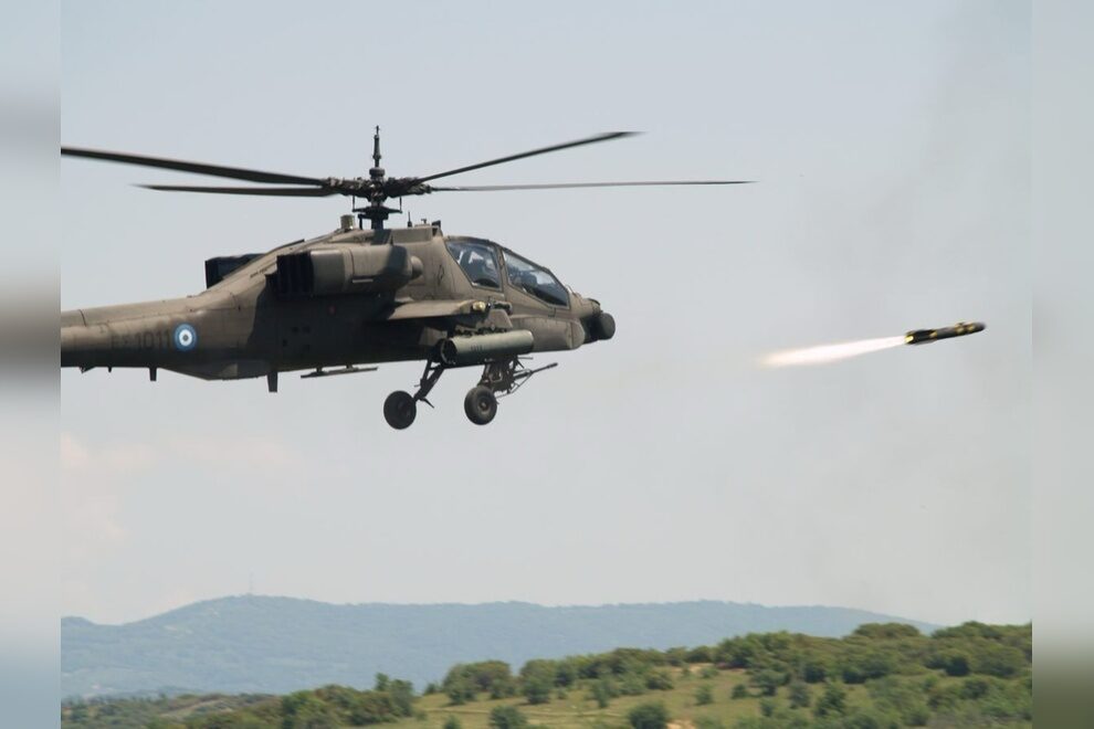 Ελικόπτερο Apache εκτοξεύει πύραυλο Spike