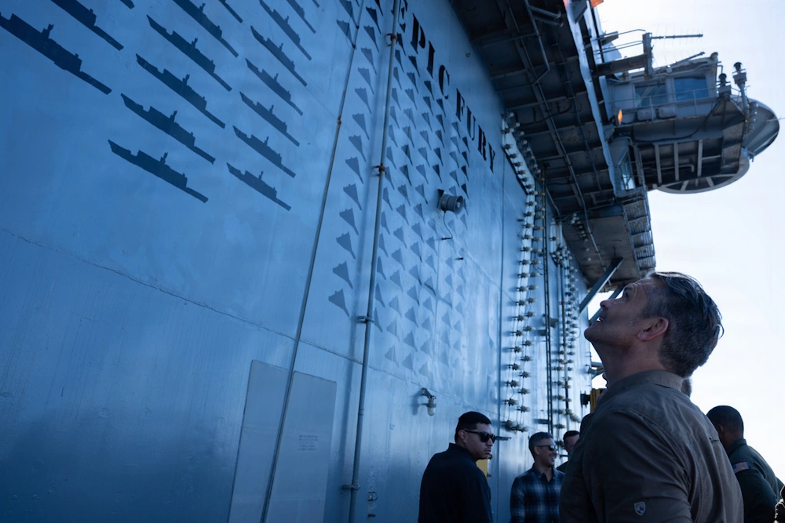 Ο Πιτ Χέγκσεθ βλέπει τα killmarks του USS Abraham Lincoln