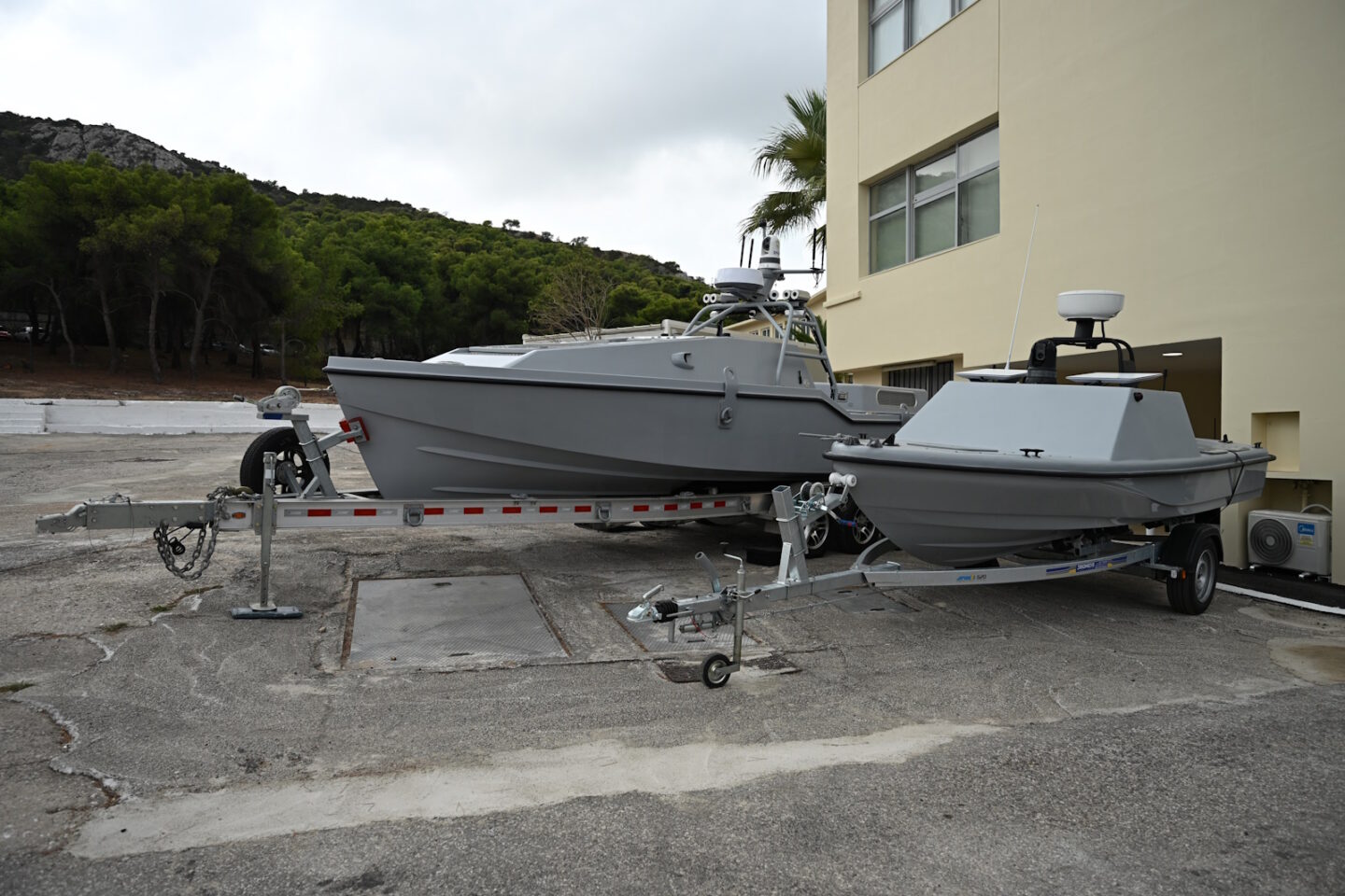 USV τύπου Corsair (αριστερά) και «Πυρπολητής» (δεξιά)