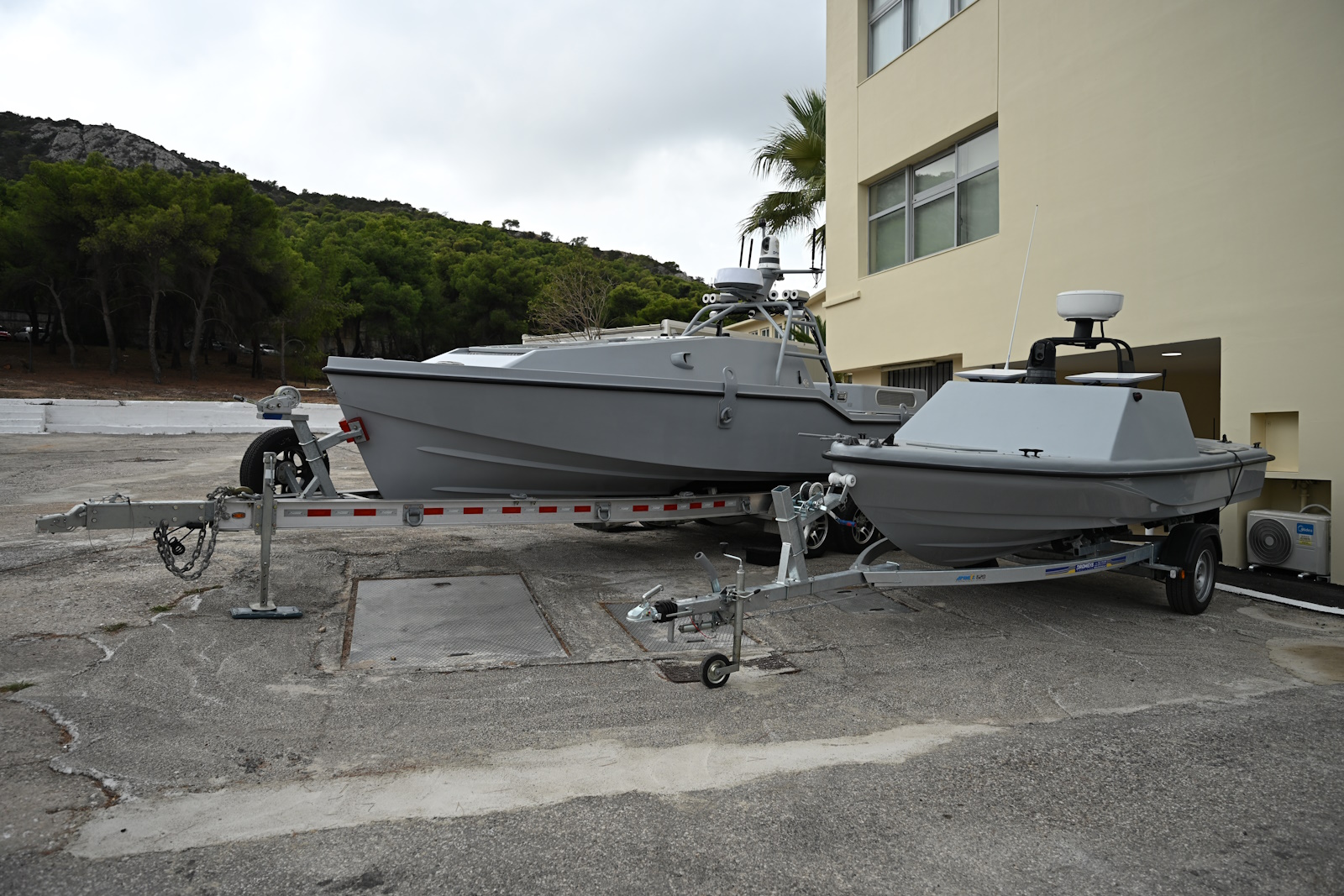 USV τύπου Corsair (αριστερά) και «Πυρπολητής» (δεξιά)