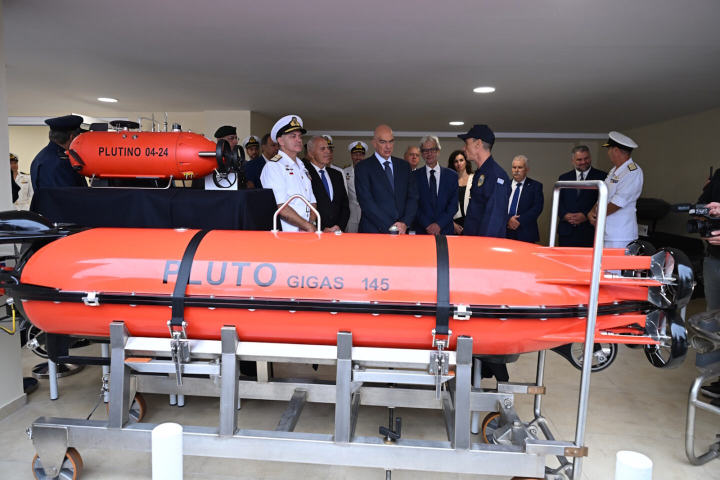 USV τύπου PLUTINO «MIKI» (πάνω) και Pluto Gigas (κάτω)