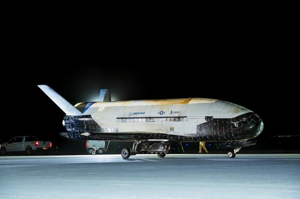 Το διαστημόπλοιο Boeing X-37B της Διαστημικής Δύναμης των ΗΠΑ