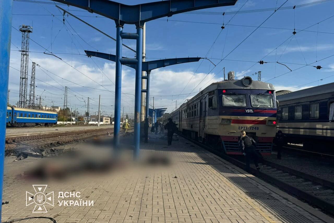 Ο σταθμός του τρένου στο Ντνίπρο μετά την επίθεση ρωσικού drone
