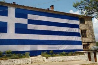 Συνελήφθη Aλβανός εξτρεμιστής που έκαιγε ελληνικές σημαίες – ΦΩΤΟ