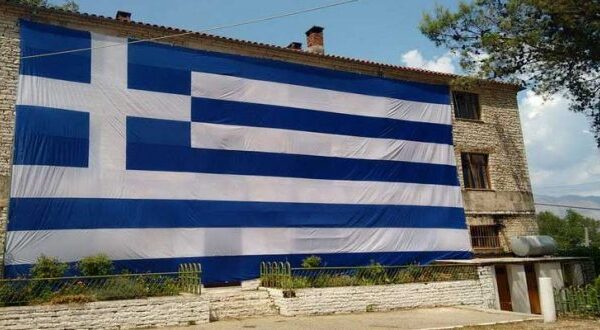 Συνελήφθη Aλβανός εξτρεμιστής που έκαιγε ελληνικές σημαίες – ΦΩΤΟ